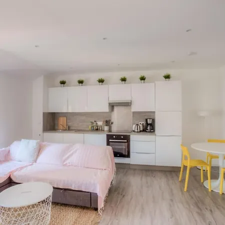 Apartment Furnished Apartment Close To All Amenities Beaches & Various Tourist Sites *