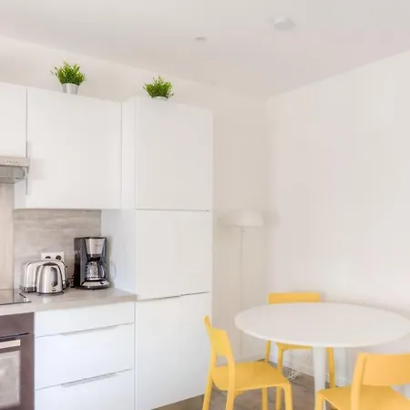 Furnished Apartment Close To All Amenities Beaches & Various Tourist Sites * Antibes