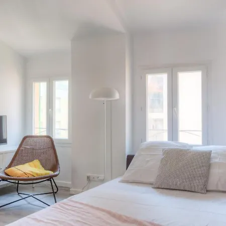 Furnished Apartment Close To All Amenities Beaches & Various Tourist Sites *