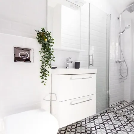 Apartment Furnished Apartment Close To All Amenities Beaches & Various Tourist Sites *